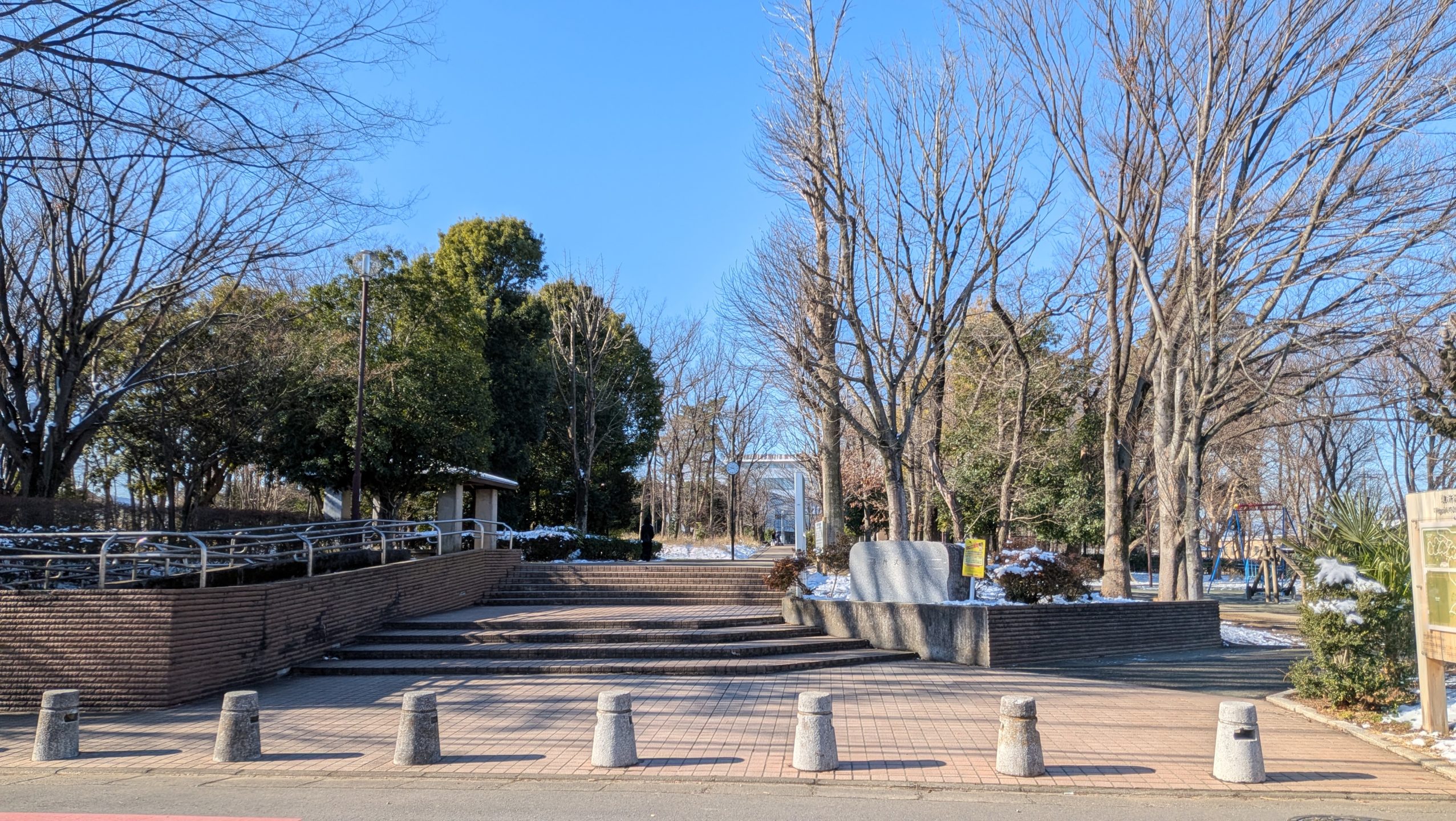 雪の残る東所沢公園の時計台