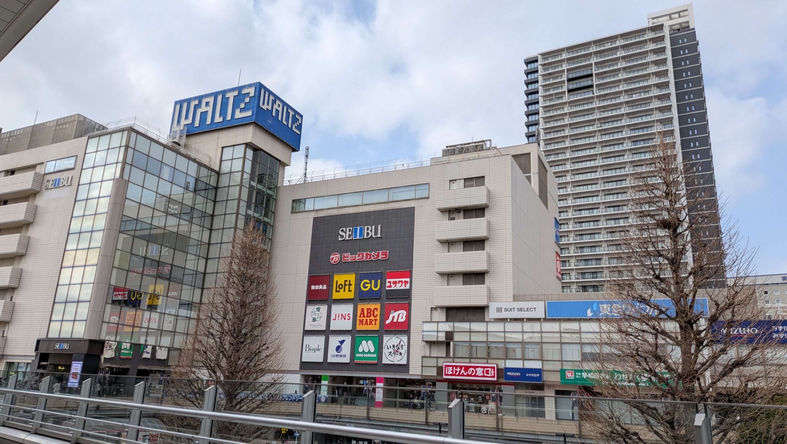新しく生まれ変わり活気あふれる所沢駅西口の風景
