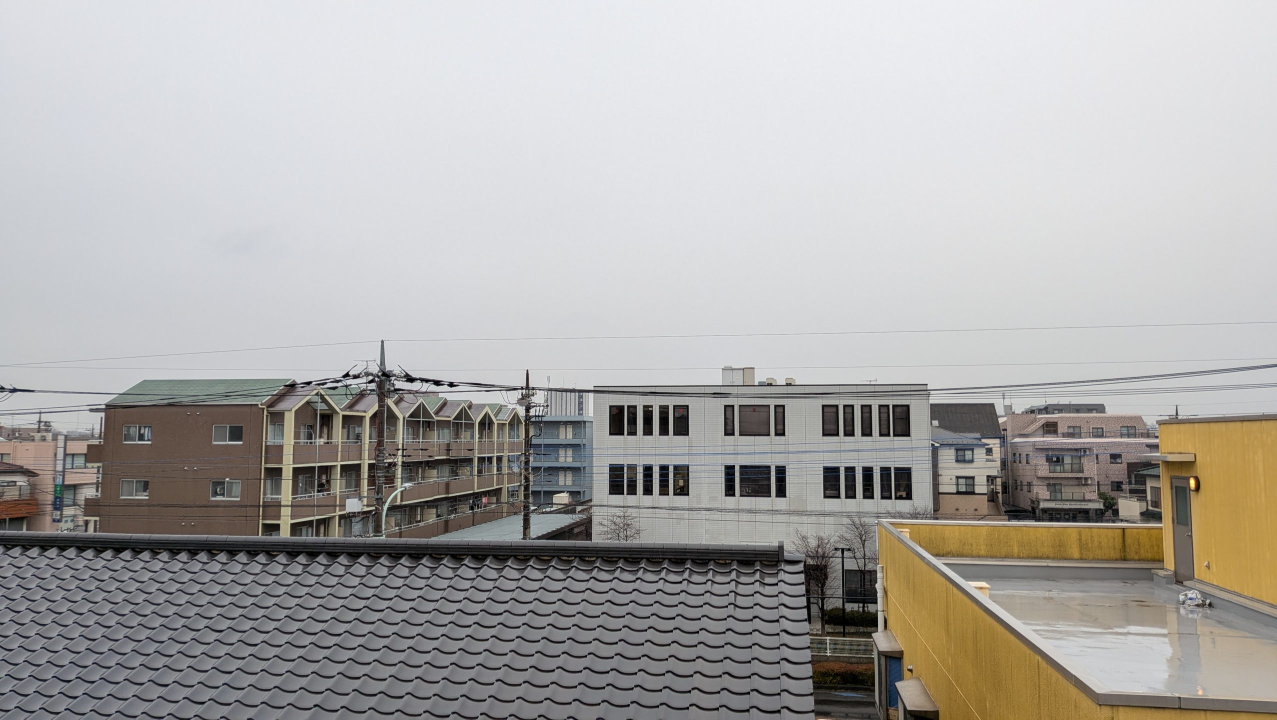 雨に濡れる所沢市のベランダ風景